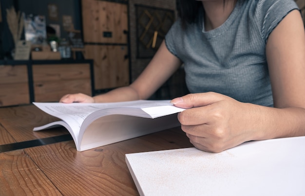 Foto vrouw die een boek in koffiewinkel leest