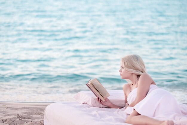 Vrouw die een boek leest.