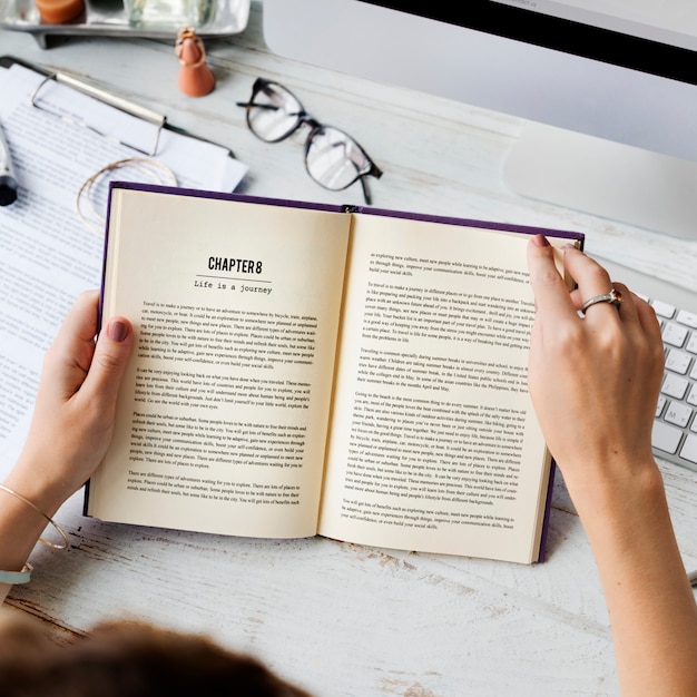 Vrouw die een boek leest