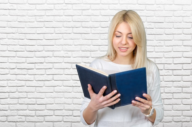 Vrouw die een boek leest