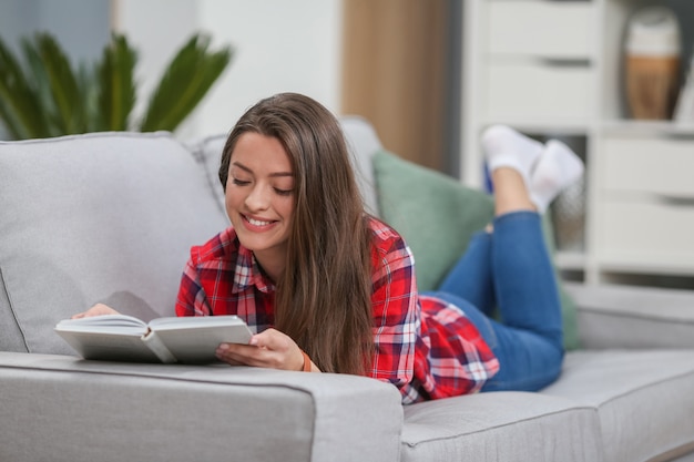 Vrouw die een boek thuis leest