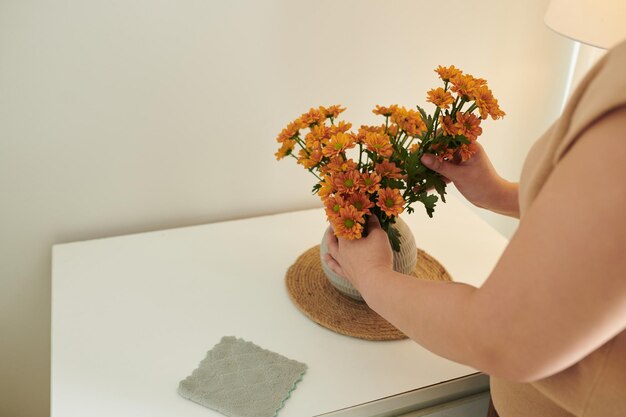 Vrouw die een boeket maakt om een kamer te versieren