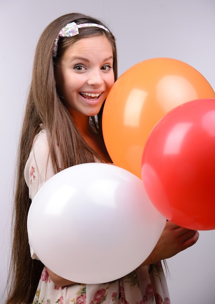 Vrouw die een bos van ballons houdt