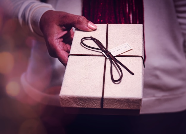 Vrouw die een cadeau geeft en het in haar handen houdt