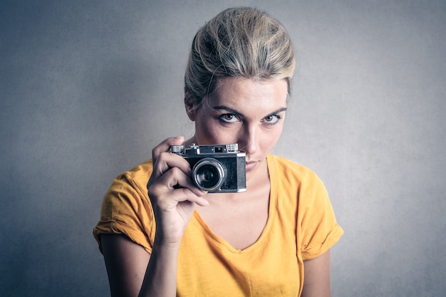 Vrouw die een camera houdt