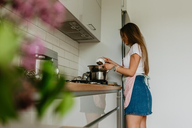 Vrouw die een chocoladedessert bereidt