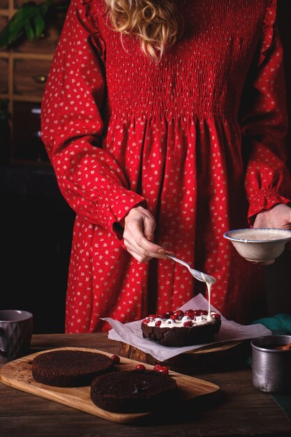 Vrouw die een chocoladetaart voorbereidt