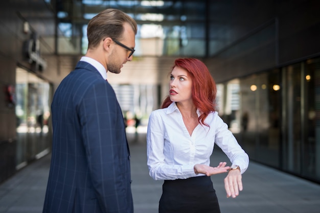 Vrouw die een collega berispt om te laat te zijn