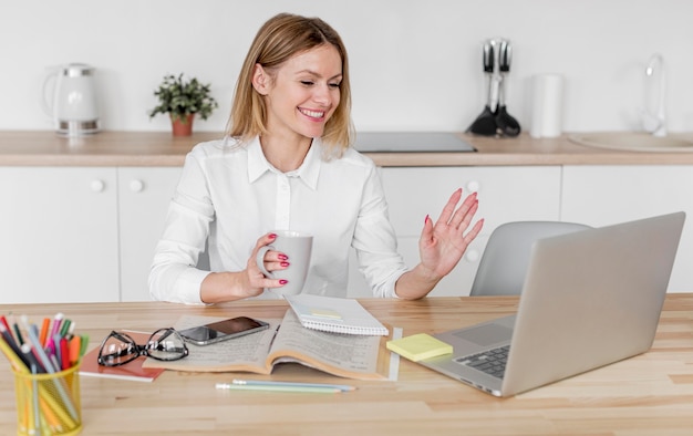 Vrouw die een conferentie heeft thuis