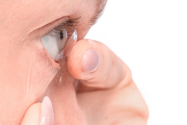 Vrouw die een contactlens in haar oog zet