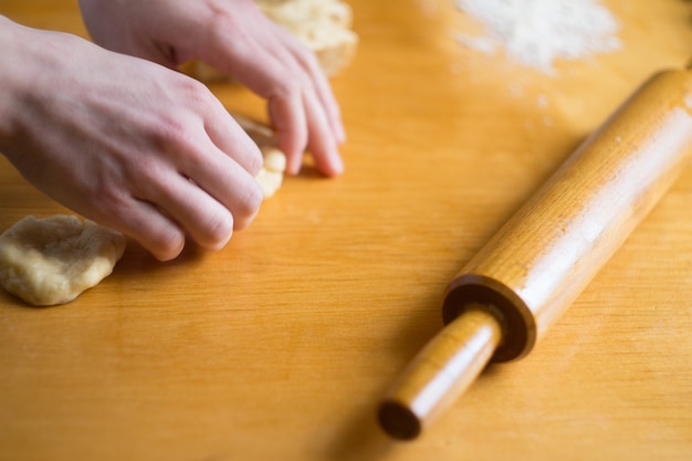 Vrouw die een deeg kneedt op tafel