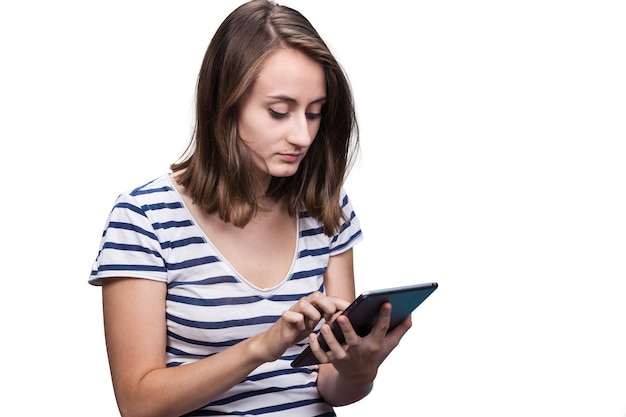 Vrouw die een digitale tablet gebruiken