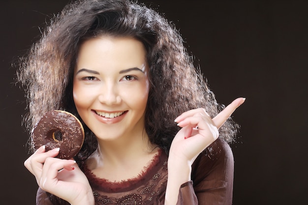 Foto vrouw die een doughnut houdt