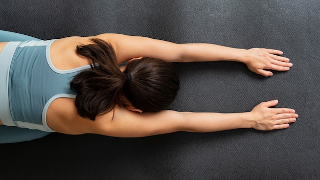 Vrouw die een fitnessmat gebruikt om te trainen