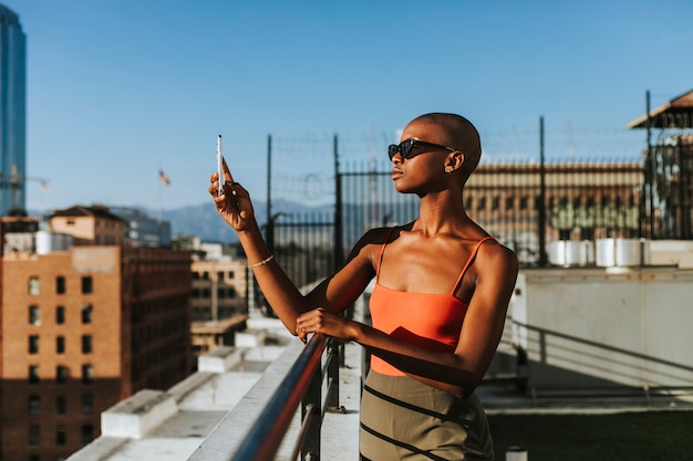 Vrouw die een foto van Los Angeles neemt