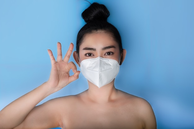 Foto vrouw die een gasmasker n95-masker opzet