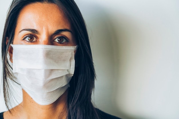 Vrouw die een gezichtsbeschermend masker draagt tijdens het COVID-19-virus