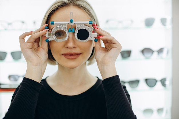 Vrouw die een gezichtsdiagnose maakt bij optiekwinkel