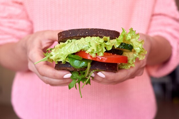 Vrouw die een gezonde sandwich houdt