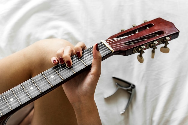 Vrouw die een gitaar speelt