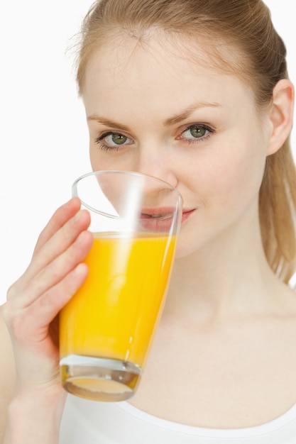 Vrouw die een glas jus d'orange drinkt