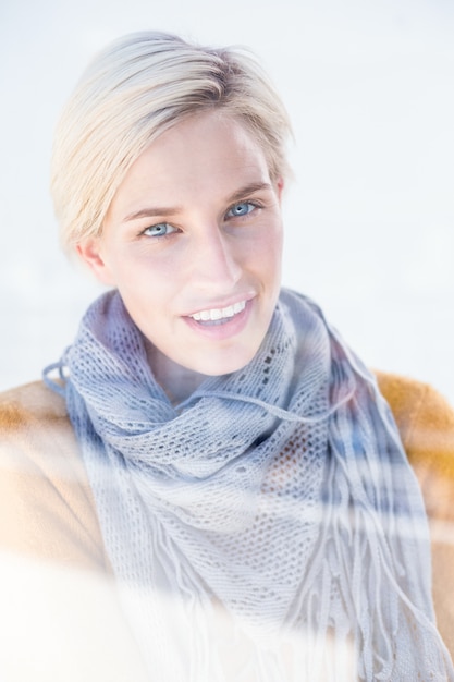 Vrouw die een grijze sjaal draagt