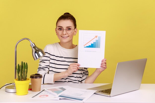 Vrouw die een groeidiagram toont dat tevreden is met de financiële en economische groei van zijn bedrijf