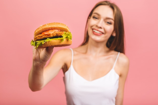 Vrouw die een hamburger in studio eet