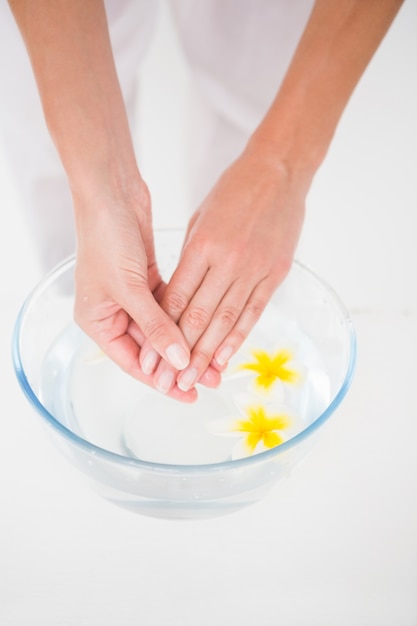 Vrouw die een handbehandeling in een kom maakt