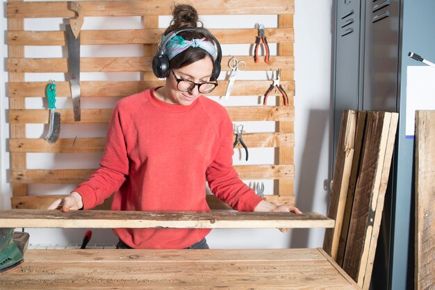 Vrouw die een hersteld hout schuurt