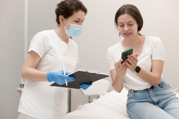 Vrouw die een hydrafaciale behandeling krijgt in de schoonheidssalon