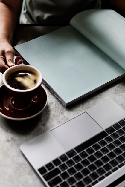 Vrouw die een koffie heeft terwijl het lezen van een tijdschrift