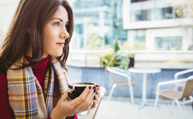 Vrouw die een kop van koffie drinkt