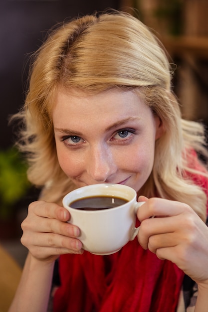 Foto vrouw die een kop van koffie drinkt