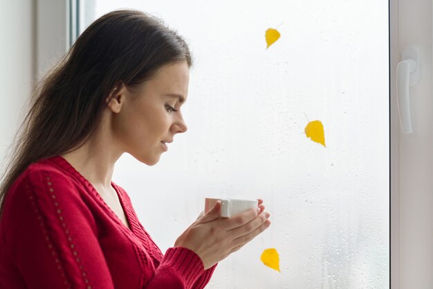 Vrouw die een kop van koffie houdt