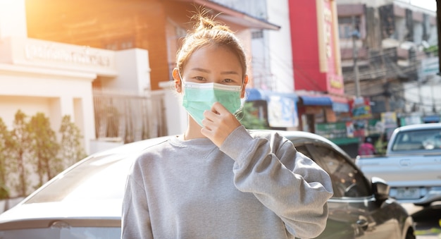 Vrouw die een medisch masker draagt