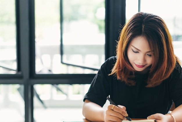 Vrouw die een nota neemt