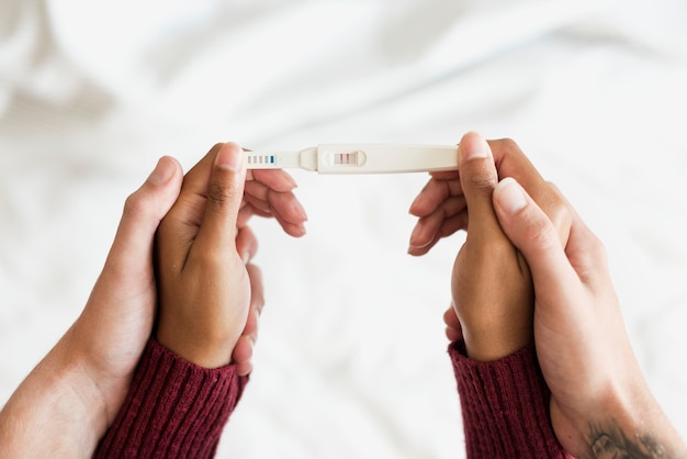 Vrouw die een positieve zwangerschapstest houdt