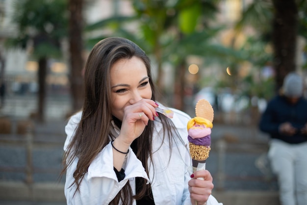 Vrouw die een roomijskegel eet openlucht