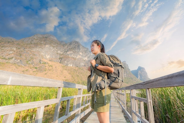 vrouw die een rugzak draagt die op vakantie wandelt, vrouw die een rugzak draagt die in de bergen reist,