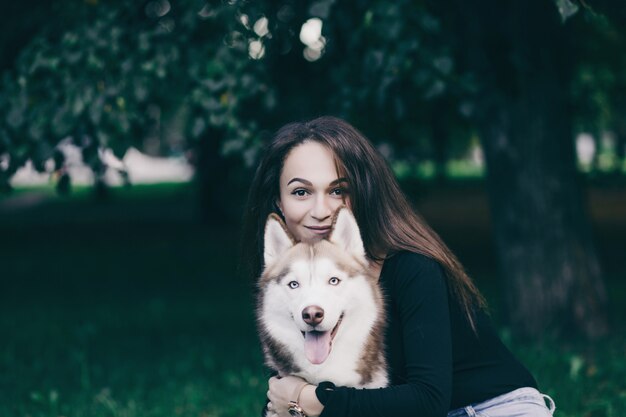 Vrouw die een schor hond koestert