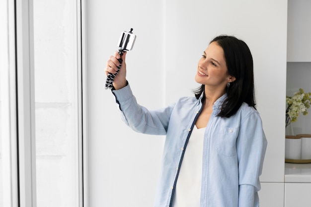 Vrouw die een selfie maakt met haar telefoon