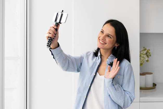 Foto vrouw die een selfie maakt met haar telefoon