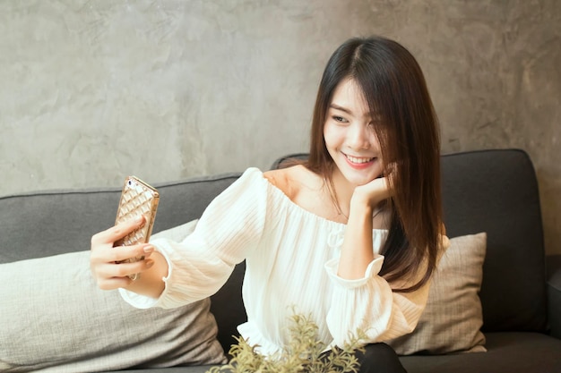 Vrouw die een selfie maakt