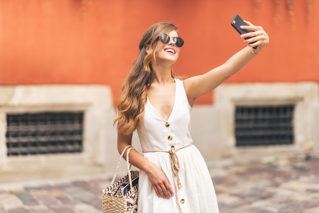 vrouw die een selfie neemt