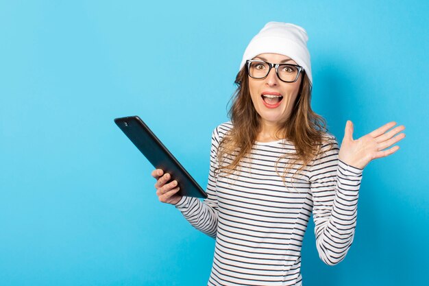 Vrouw die een tablet in haar handen houdt