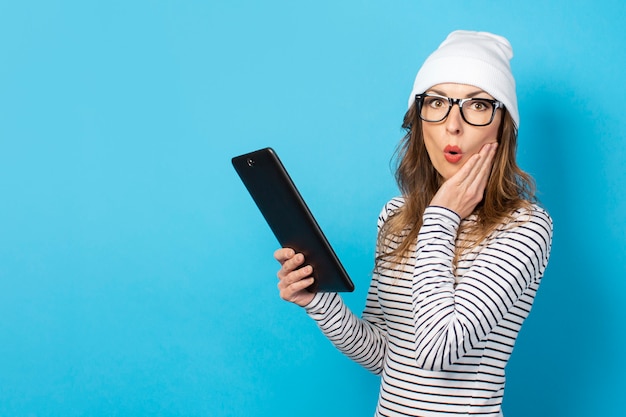 Vrouw die een tablet in haar handen houdt