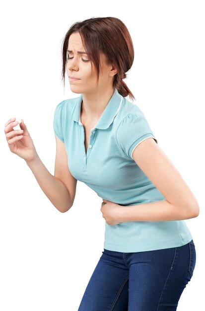 Vrouw die een tablet neemt. close-up hand met een pil en de mond, geïsoleerd op background
