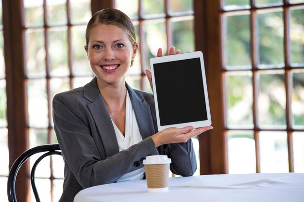 Vrouw die een tablet voorstelt