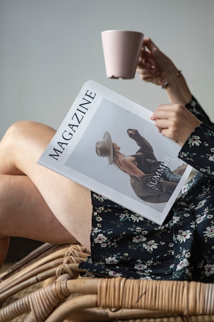 Vrouw die een tijdschrift leest met een kop koffie